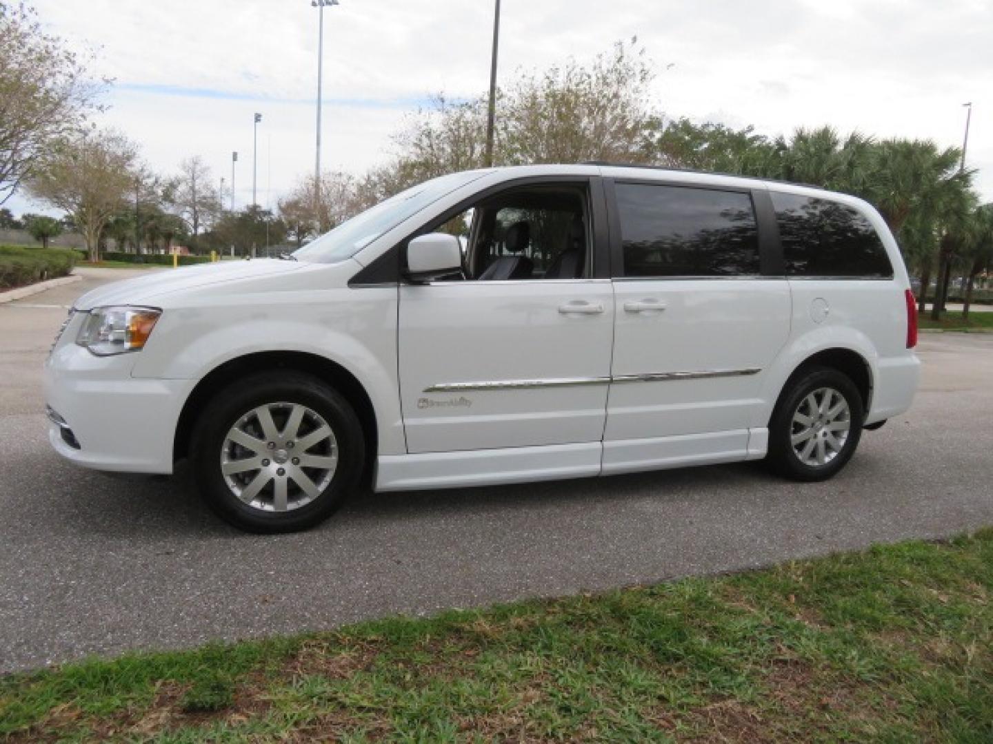 2014 White /Black Chrysler Town & Country (2C4RC1BG4ER) , located at 4301 Oak Circle #19, Boca Raton, FL, 33431, (954) 561-2499, 26.388861, -80.084038 - Photo#13